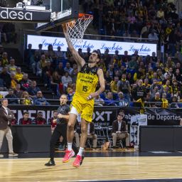 Joan Sastre haciendo una bandeja (ACB Media)