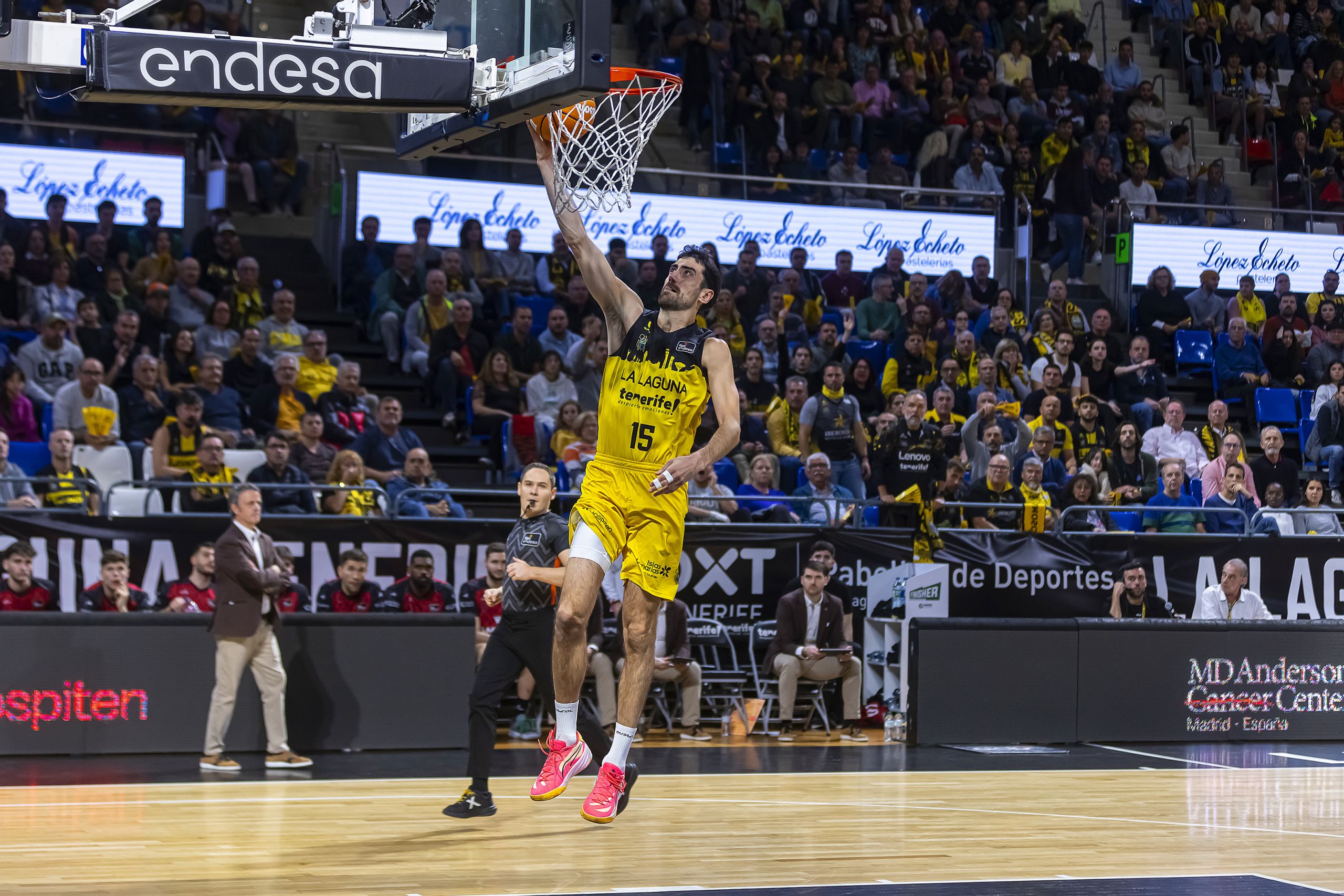 Joan Sastre haciendo una bandeja (ACB Media)