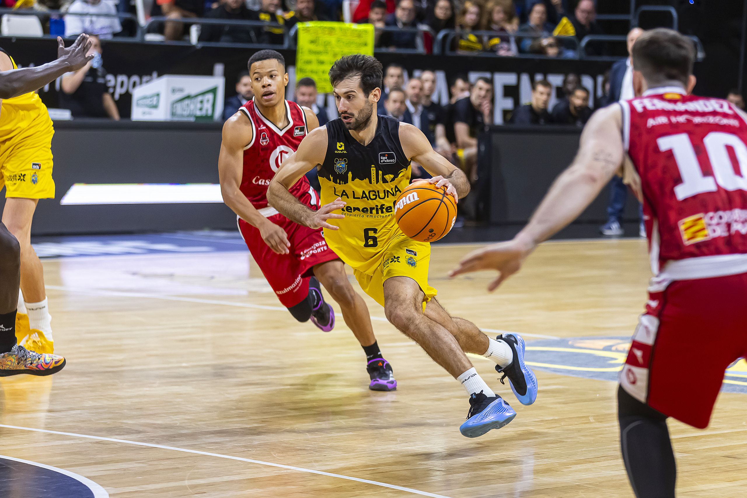 Bruno Fitipaldo contra Casademont Zaragoza (ACB Media / Emilio Cobos)
