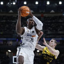 Ibaka ante Marcelinho Huertas (ACB Media)