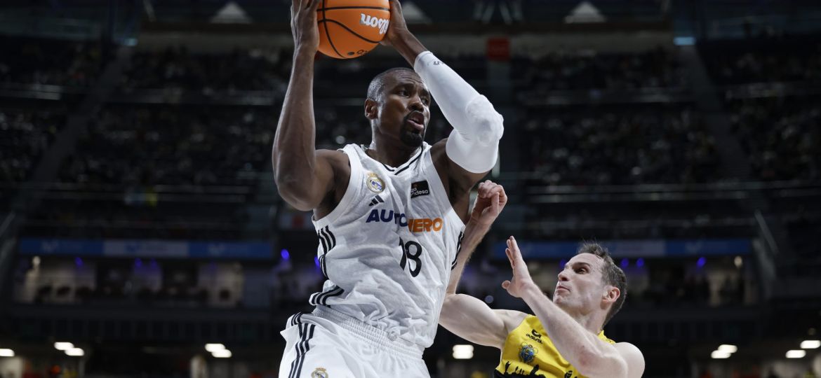 Ibaka ante Marcelinho Huertas (ACB Media)