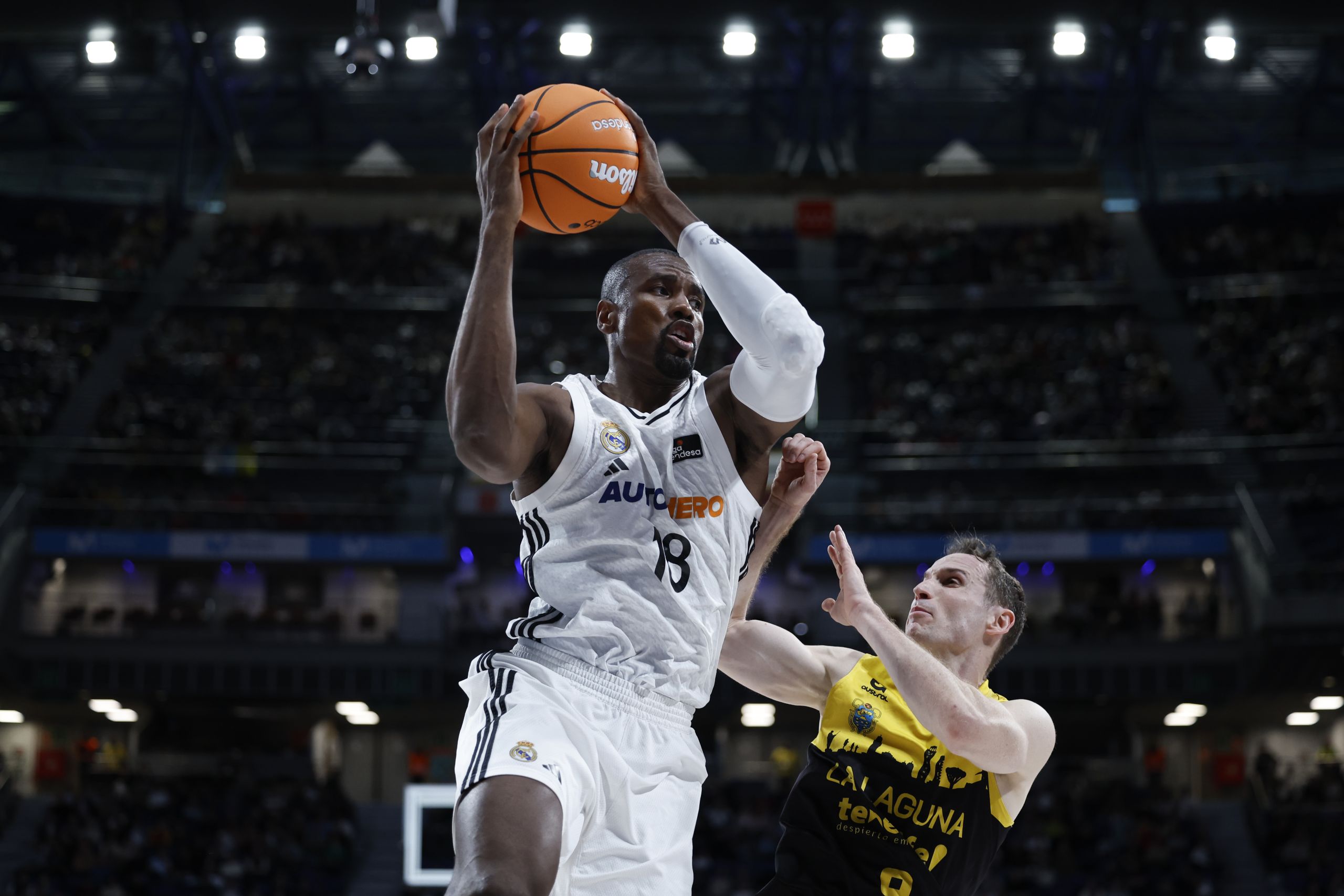 Ibaka ante Marcelinho Huertas (ACB Media)