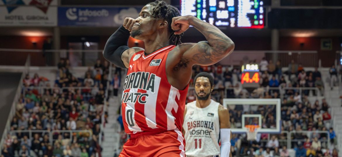 Ike Iroegbu saca músculos frente a Baskonia (ACB Media / Sergi Geronés)