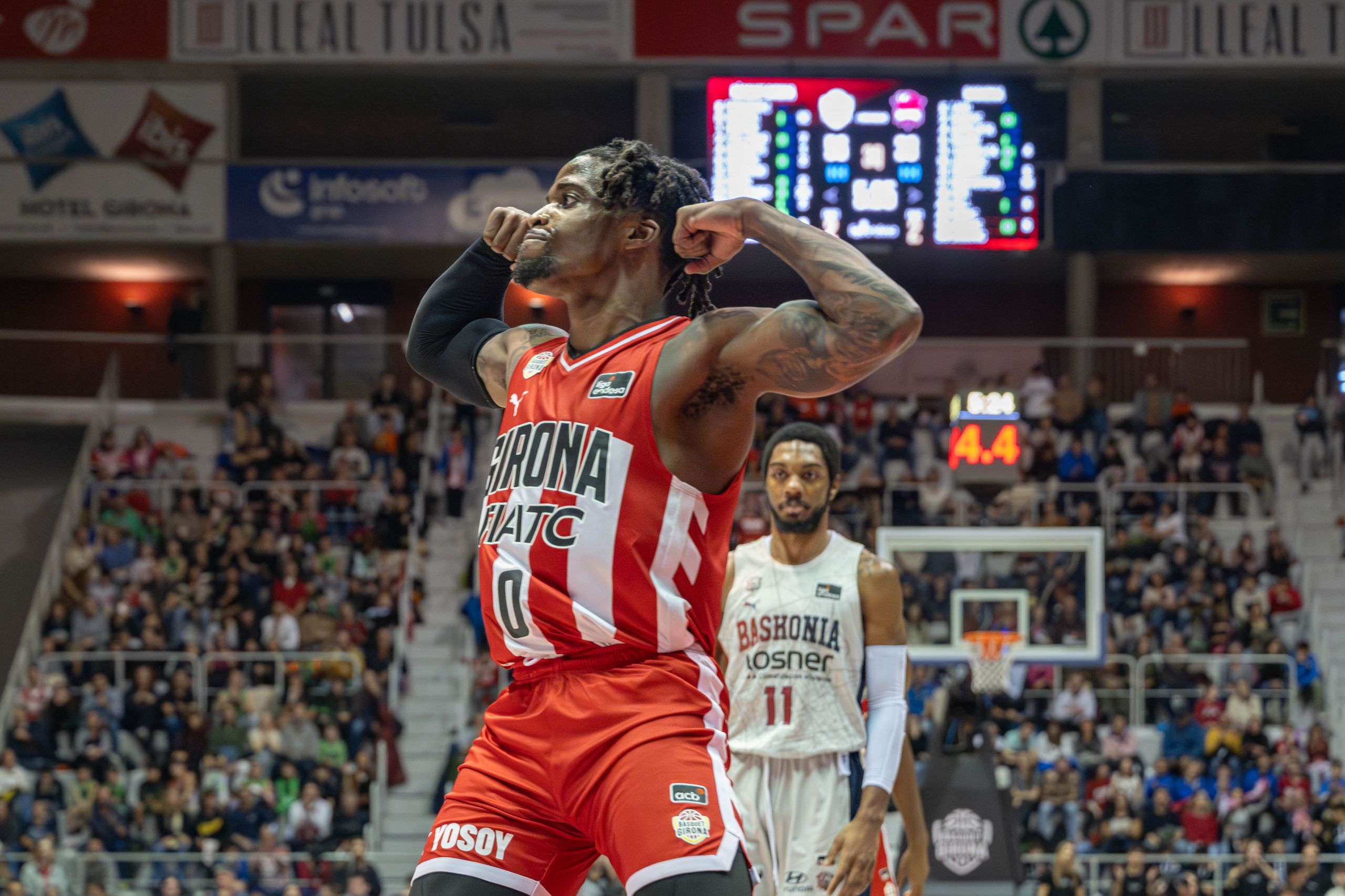 Ike Iroegbu saca músculos frente a Baskonia (ACB Media / Sergi Geronés)