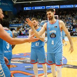 Los jugadores del Río Breogán celebran la victoria ante Surne Bilbao Basket (ACB Media / Carlos Castro)