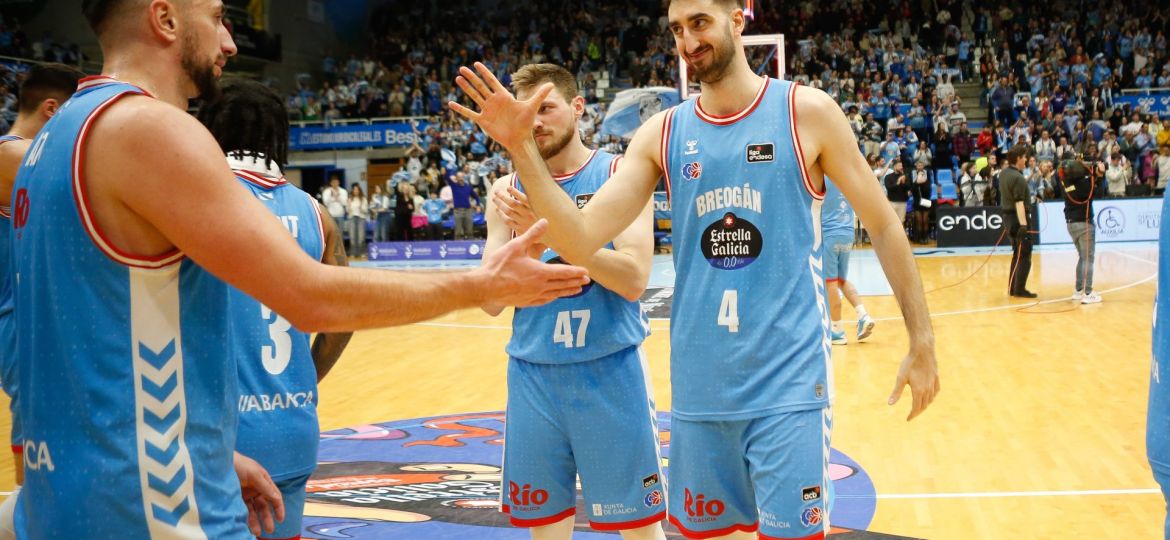 Los jugadores del Río Breogán celebran la victoria ante Surne Bilbao Basket (ACB Media / Carlos Castro)