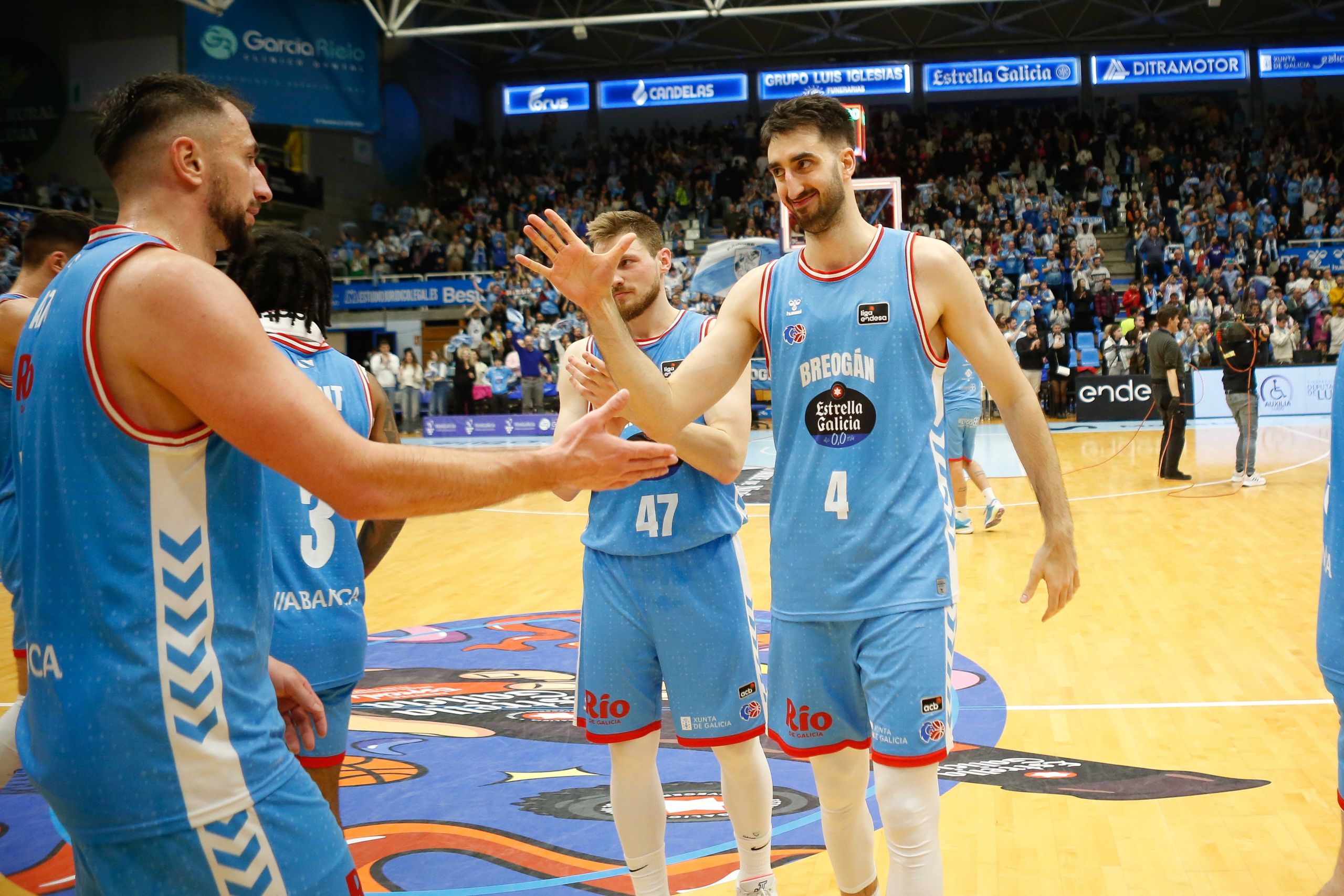 Los jugadores del Río Breogán celebran la victoria ante Surne Bilbao Basket (ACB Media / Carlos Castro)