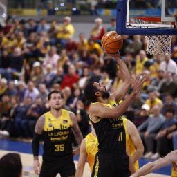 Entrada a canasta de Thomas Scrubb durante el derbi canario (ACB Media)