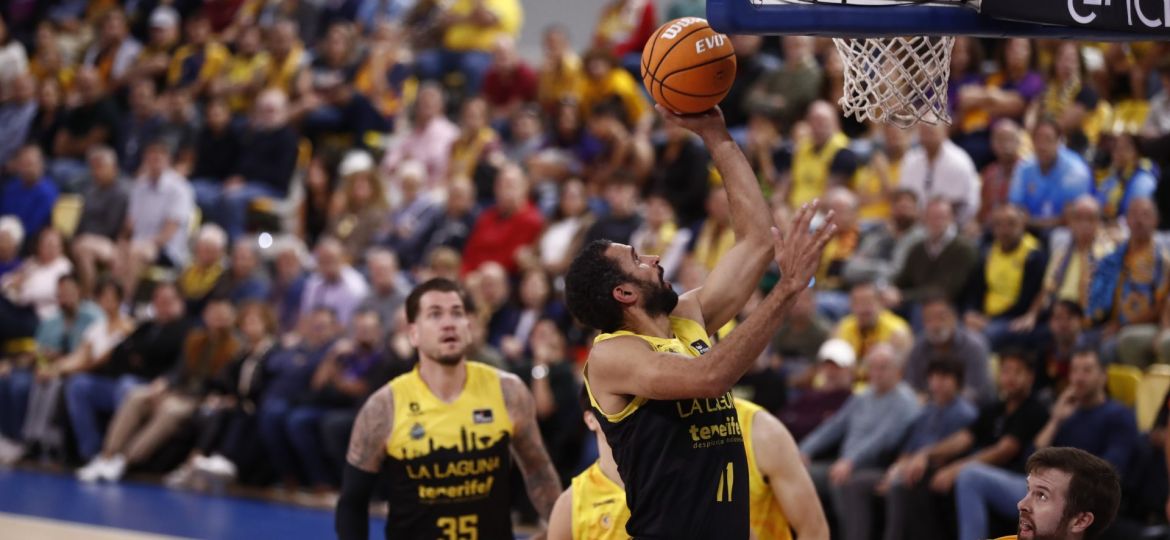 Entrada a canasta de Thomas Scrubb durante el derbi canario (ACB Media)