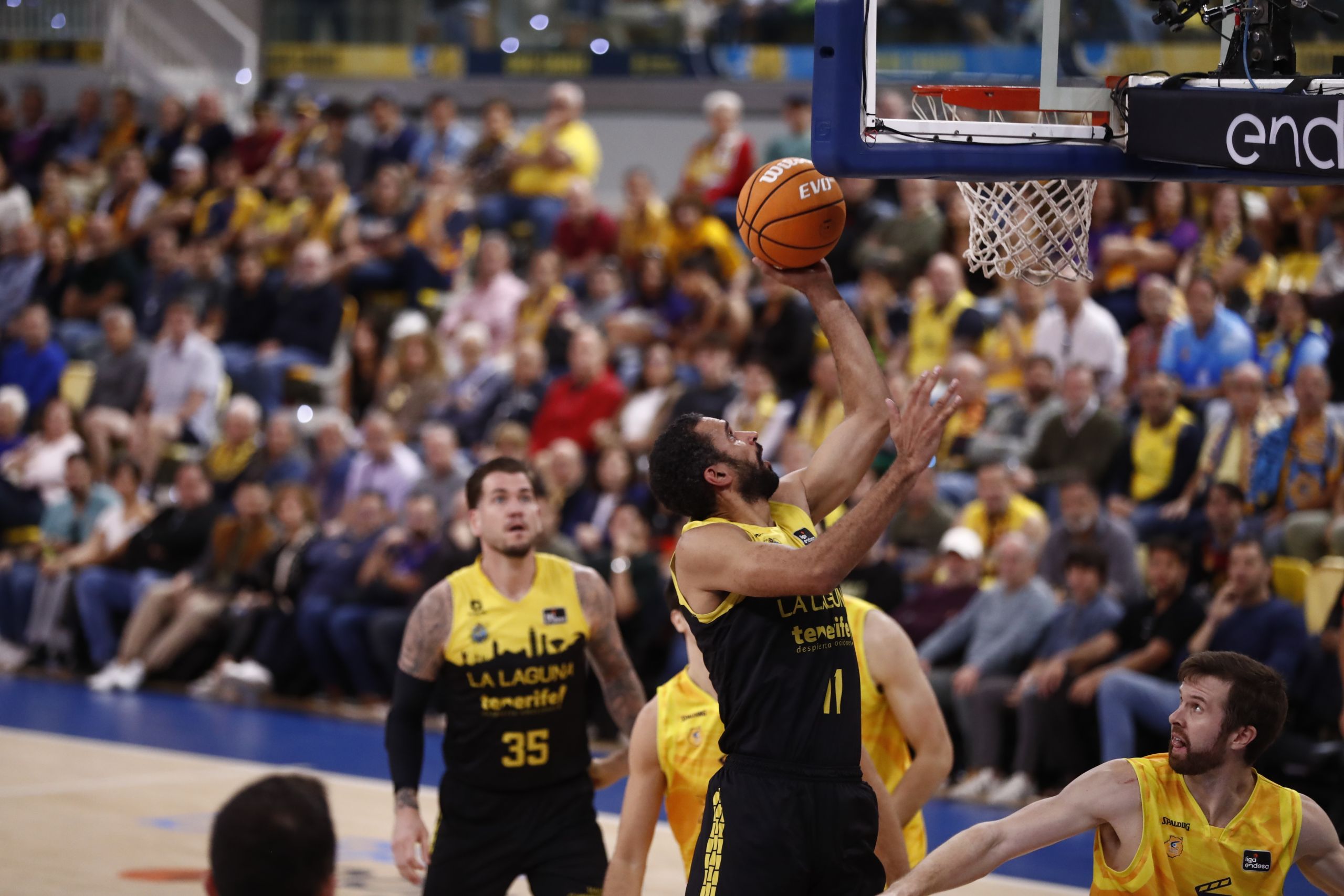 Entrada a canasta de Thomas Scrubb durante el derbi canario (ACB Media)