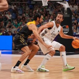 Joan Sastre defendiendo a Sergio Llull en la Supercopa (ACB Media / Mariano Pozo)
