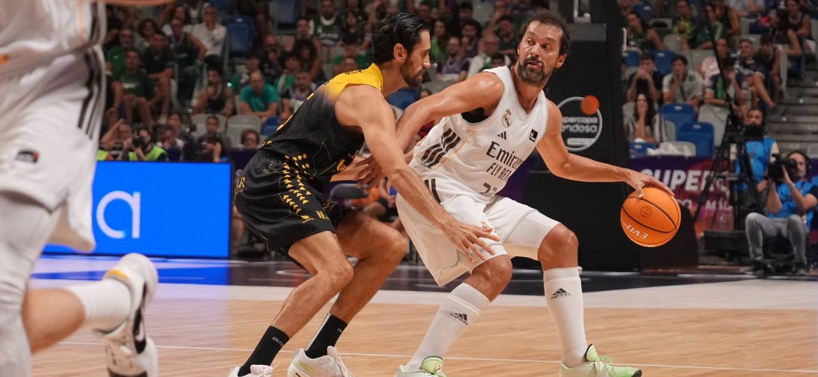 Joan Sastre defendiendo a Sergio Llull en la Supercopa (ACB Media / Mariano Pozo)