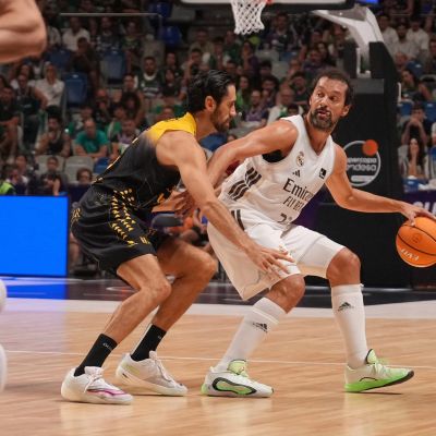 Joan Sastre defendiendo a Sergio Llull en la Supercopa (ACB Media / Mariano Pozo)