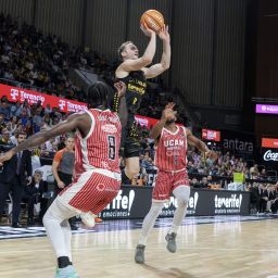 Huertas lanza a canasta contra UCAM Murcia. (ACB PHOTO - EMILIO COBOS)