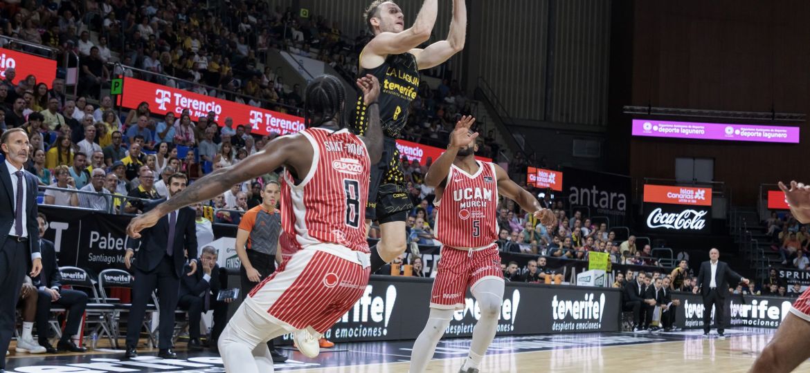 Huertas lanza a canasta contra UCAM Murcia. (ACB PHOTO - EMILIO COBOS)