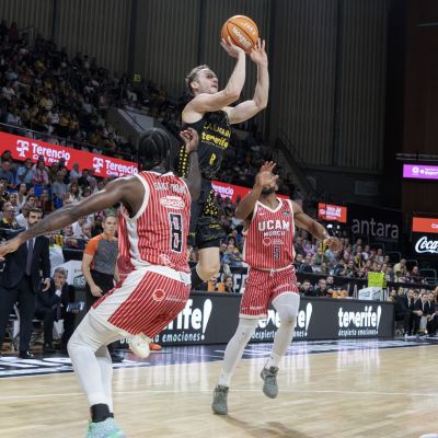 Huertas lanza a canasta contra UCAM Murcia. (ACB PHOTO - EMILIO COBOS)