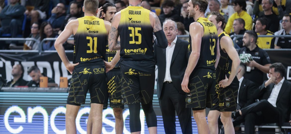 Txus Vidorreta junto a sus jugadores (ACB Media)
