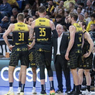 Txus Vidorreta junto a sus jugadores (ACB Media)