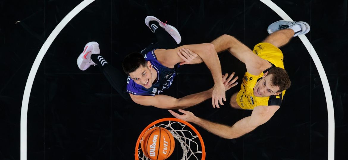 Pugna por un rebote entre tinerfeños y bilbaínos (ACB Media / Aitor Arrizabalaga)