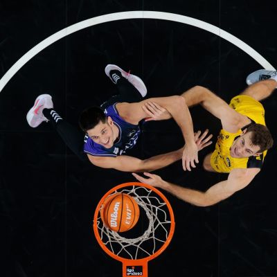 Pugna por un rebote entre tinerfeños y bilbaínos (ACB Media / Aitor Arrizabalaga)