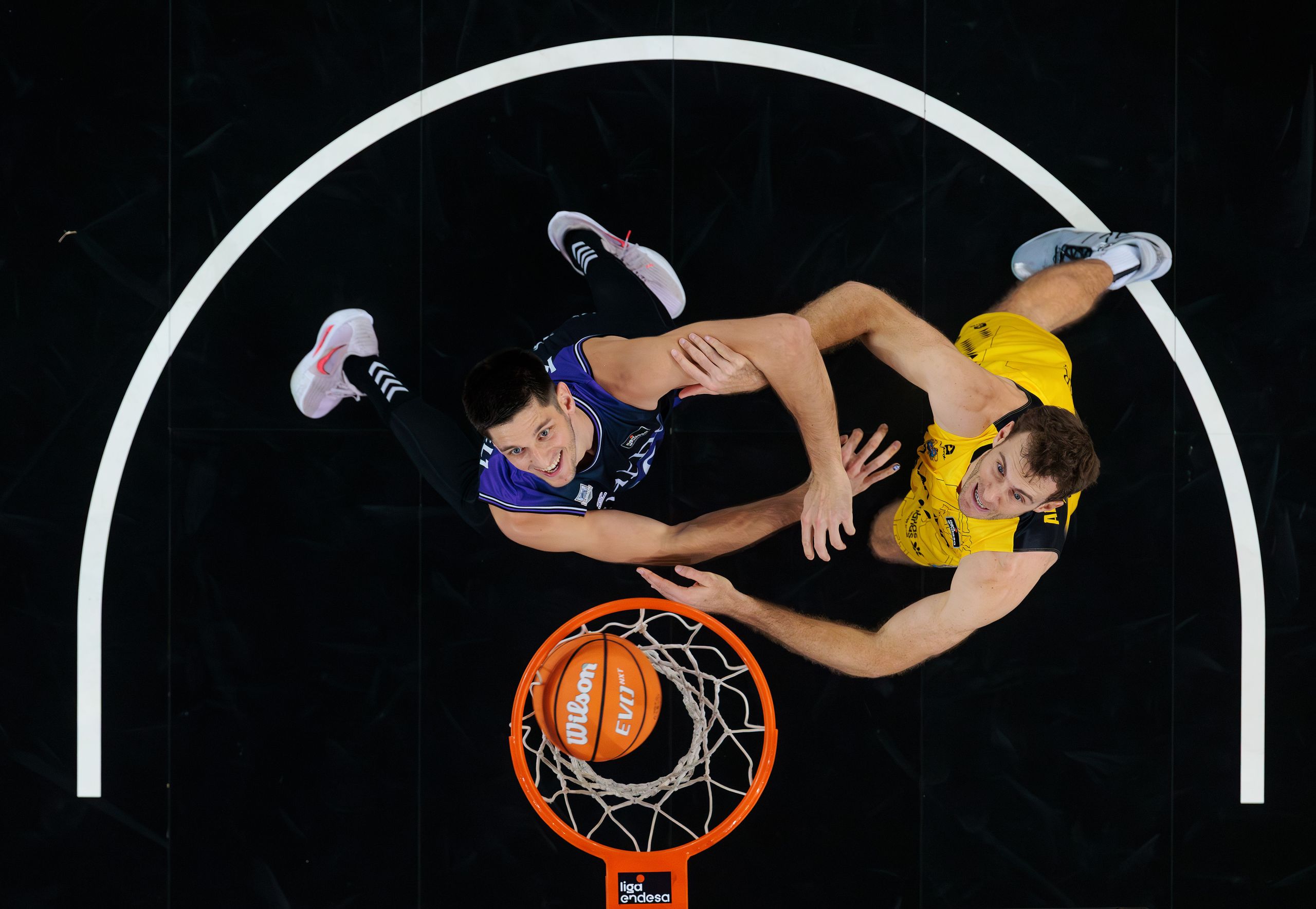 Pugna por un rebote entre tinerfeños y bilbaínos (ACB Media / Aitor Arrizabalaga)