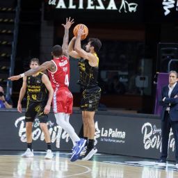 Fitipaldo realiza un tiro en suspensión (ACB PHOTO / EMILIO COBOS).