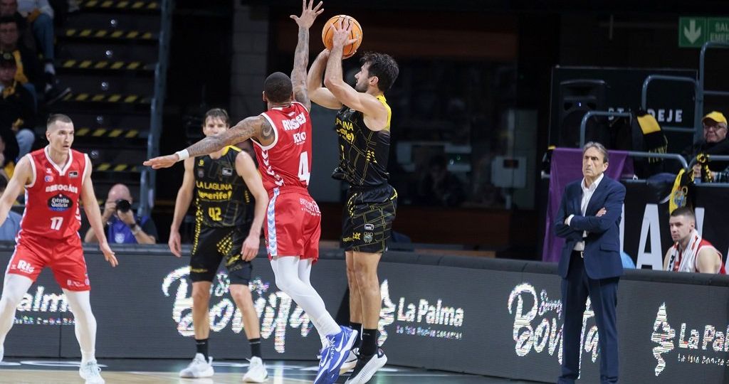 Fitipaldo realiza un tiro en suspensión (ACB PHOTO / EMILIO COBOS).