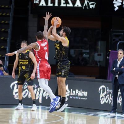 Fitipaldo realiza un tiro en suspensión (ACB PHOTO / EMILIO COBOS).