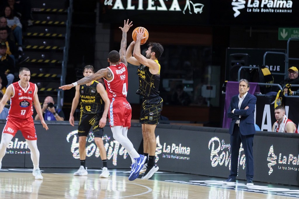 Fitipaldo realiza un tiro en suspensión (ACB PHOTO / EMILIO COBOS).