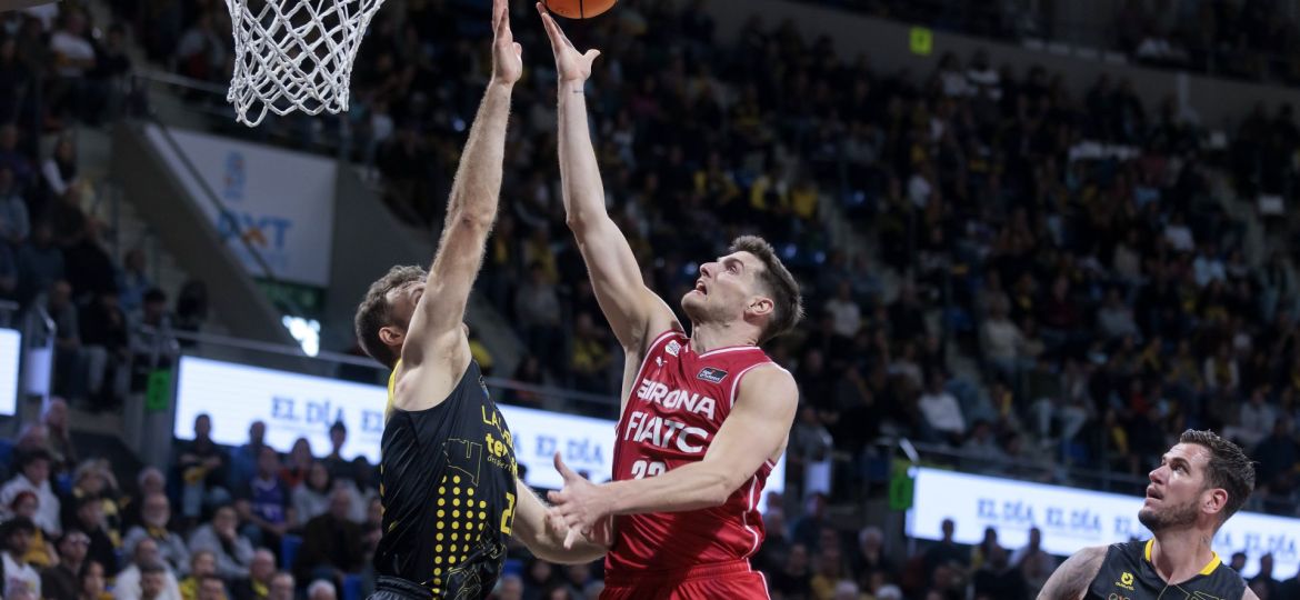 Una acción del La Laguna Tenerife- Basquet Girona (acb Photo / Emilio Cobos)