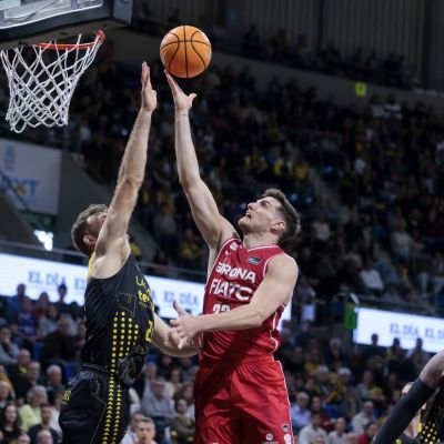 Una acción del La Laguna Tenerife- Basquet Girona (acb Photo / Emilio Cobos)