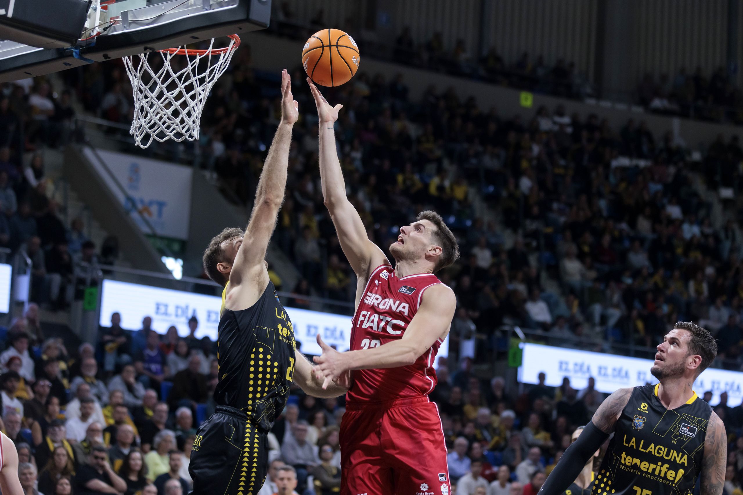 Una acción del La Laguna Tenerife- Basquet Girona (acb Photo / Emilio Cobos)