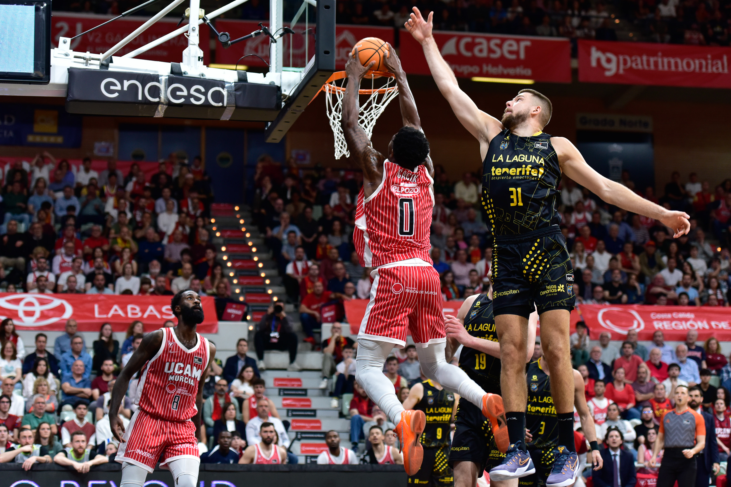 Una acción del partido. (ACB PHOTO)