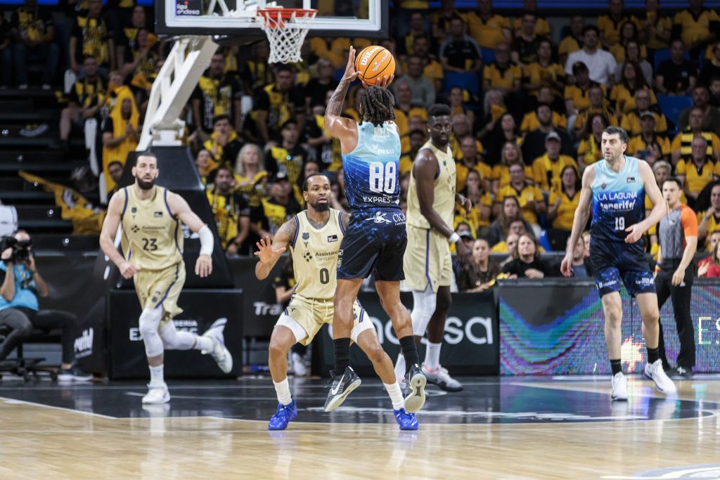 Una acción del partido La Laguna Tenerife- FC Barcelona. (acb Photo / Emilio Cobos)