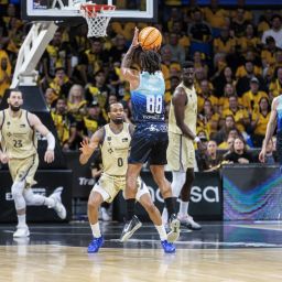 Una acción del partido La Laguna Tenerife- FC Barcelona. (acb Photo / Emilio Cobos)