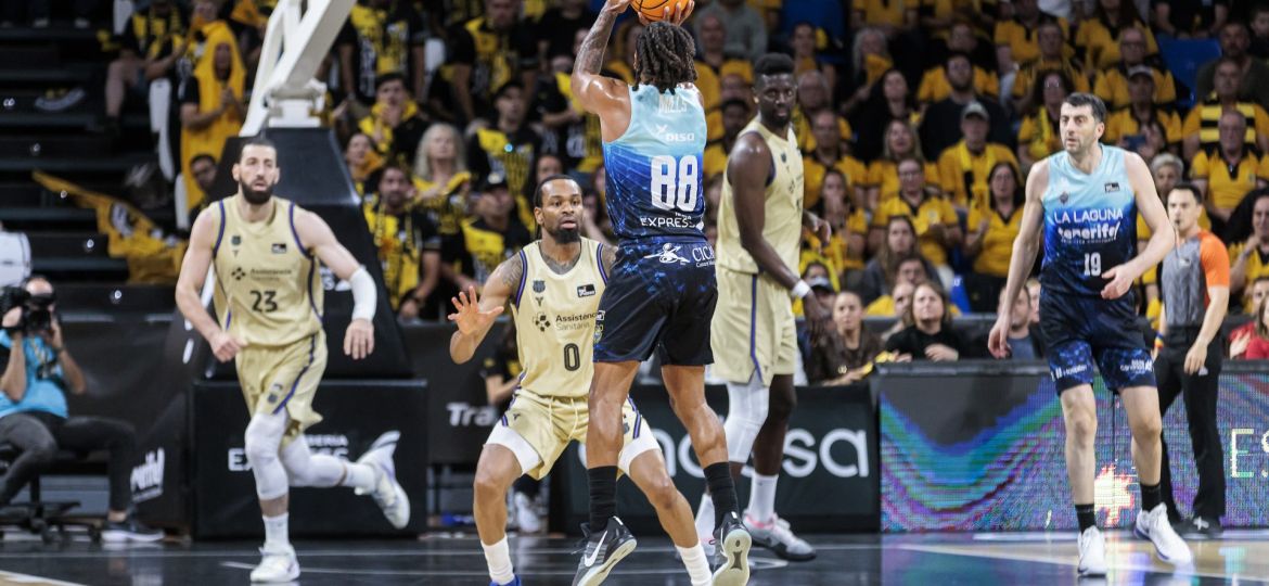 Una acción del partido La Laguna Tenerife- FC Barcelona. (acb Photo / Emilio Cobos)