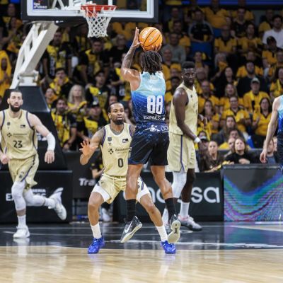 Una acción del partido La Laguna Tenerife- FC Barcelona. (acb Photo / Emilio Cobos)