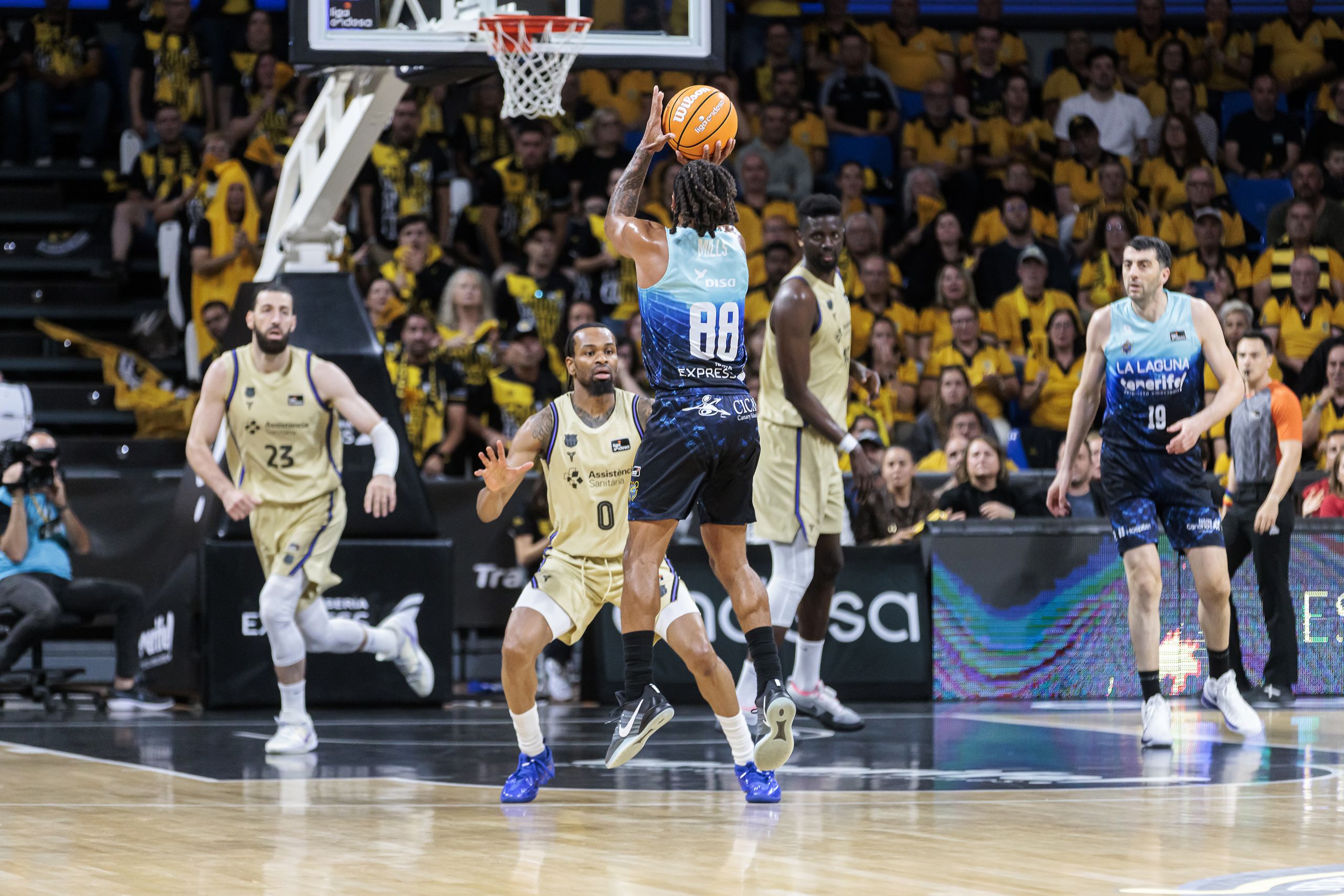 Una acción del partido La Laguna Tenerife- FC Barcelona. (acb Photo / Emilio Cobos)