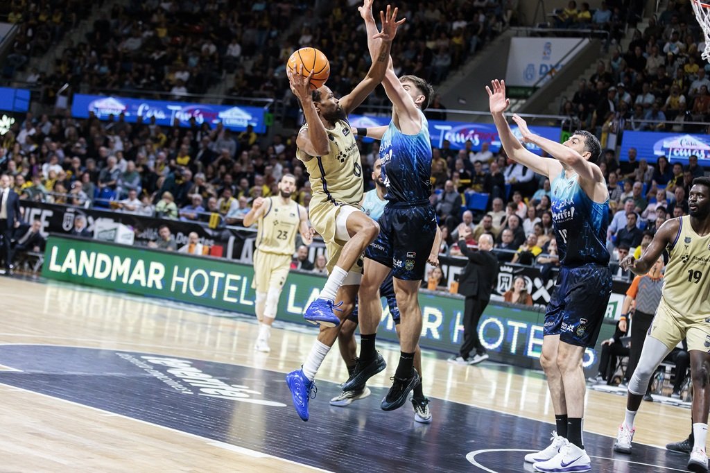 Un partido de Liga entre Canarias y Barça (EMILIO COBOS / ACB PHOTO).