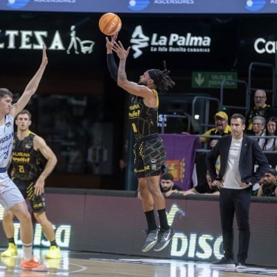Tiro en suspensión de Patty Mills (EMILIO COBOS/ACB PHOTO).