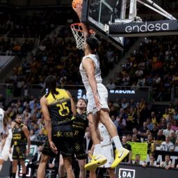 Una acción del La Laguna Tenerife- Real Madrid del playoff. (acb Photo / Emilio Cobos)