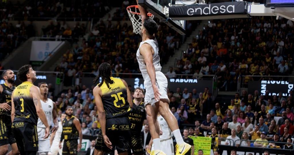 Una acción del La Laguna Tenerife- Real Madrid del playoff. (acb Photo / Emilio Cobos)