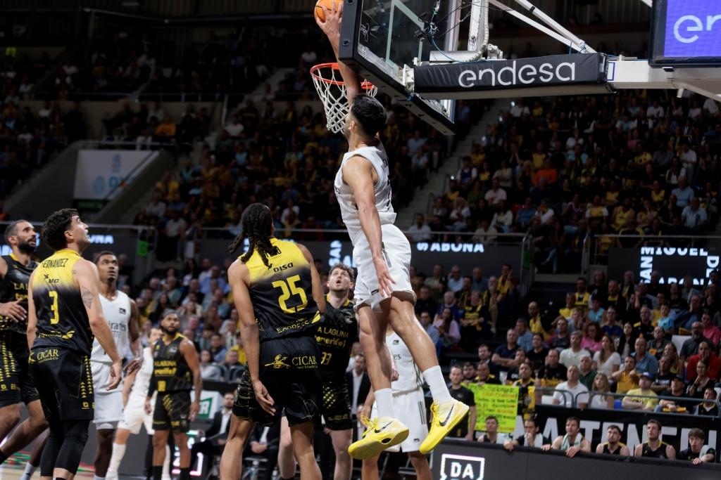Una acción del La Laguna Tenerife- Real Madrid del playoff. (acb Photo / Emilio Cobos)