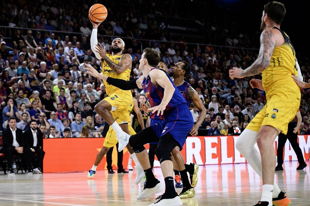 Patty Mills, en un tiro a canasta (David Grau/ACB Photo).