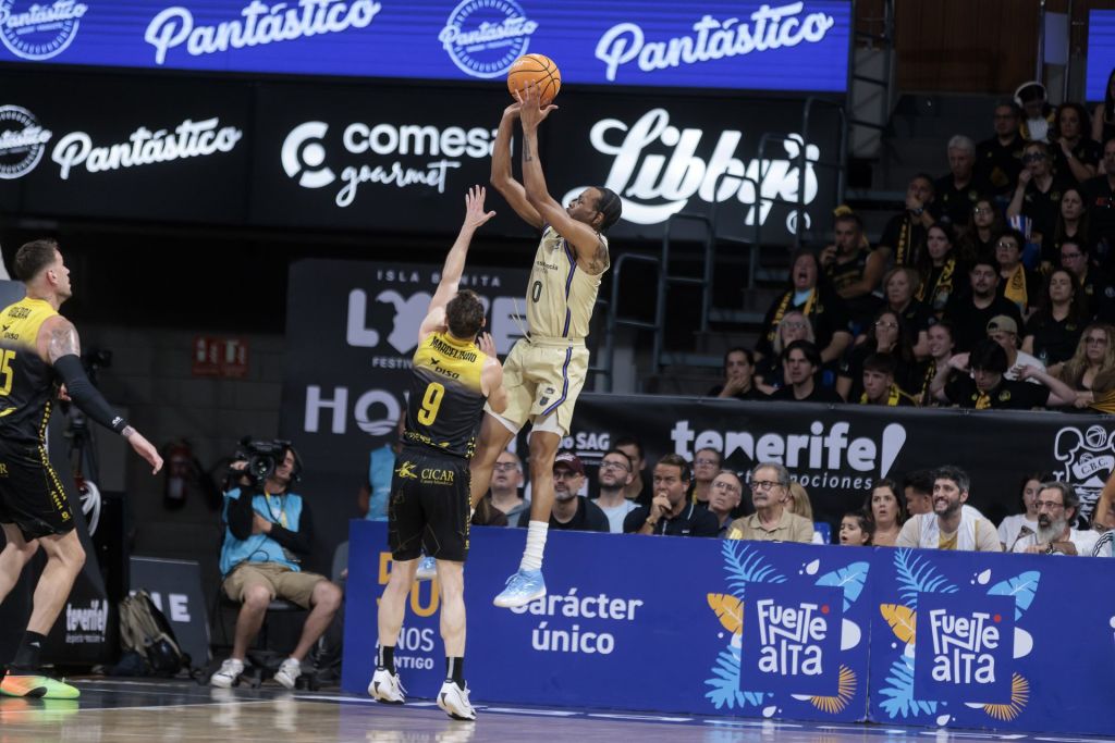 Punter lanza a canasta en el La Laguna Tenerife- FC Barcelona de playoff ACB (EMILIO COBOS- ACB PHOTO)
