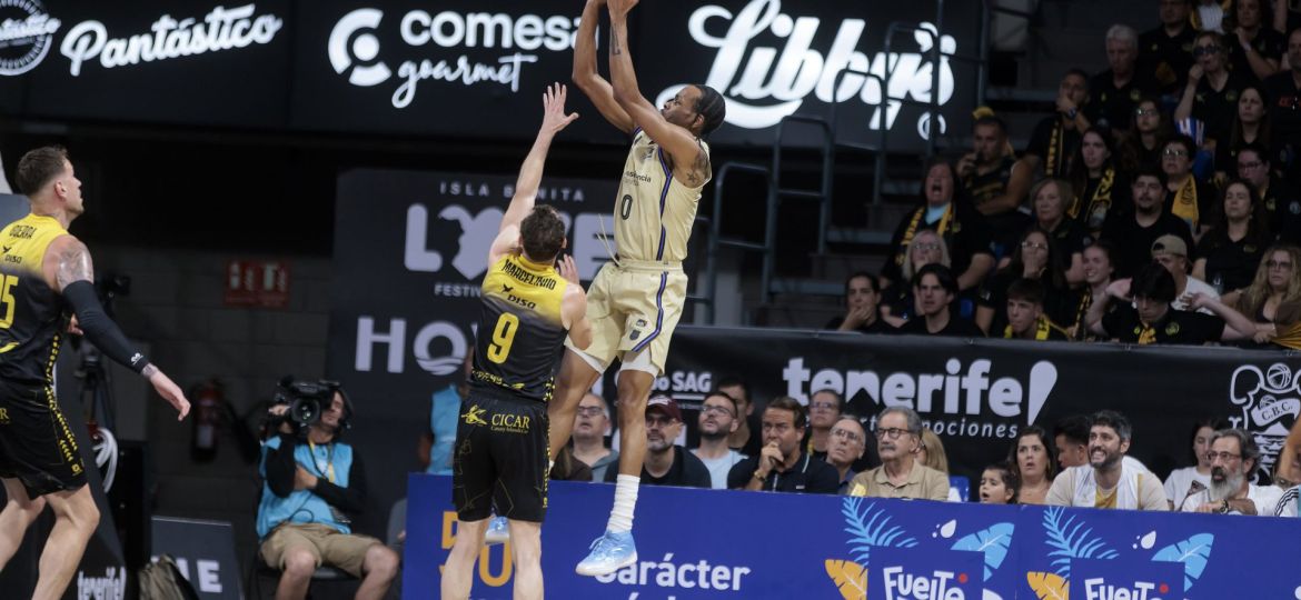 Punter lanza a canasta en el La Laguna Tenerife- FC Barcelona de playoff ACB (EMILIO COBOS- ACB PHOTO)