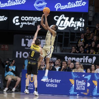 Punter lanza a canasta en el La Laguna Tenerife- FC Barcelona de playoff ACB (EMILIO COBOS- ACB PHOTO)