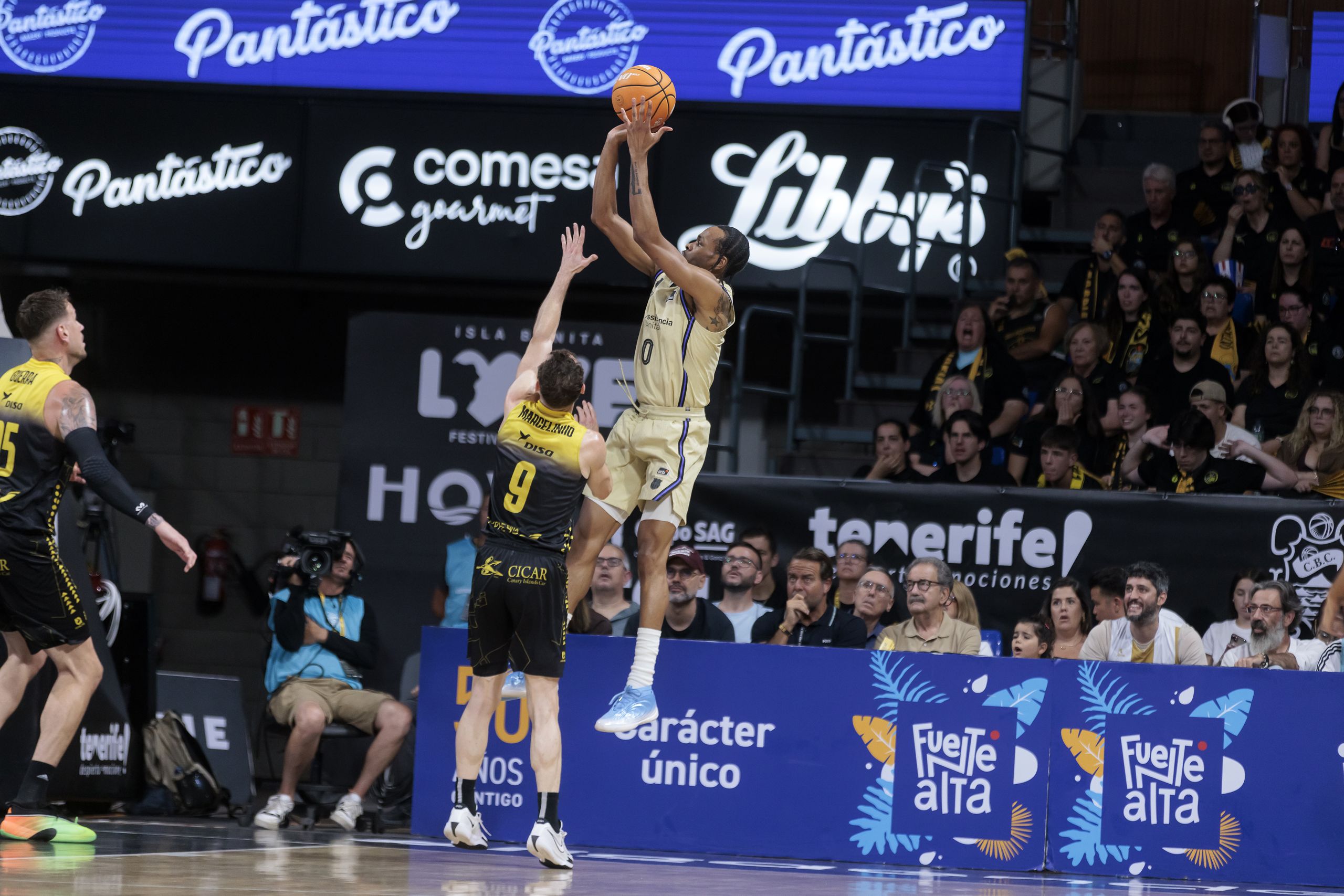 Punter lanza a canasta en el La Laguna Tenerife- FC Barcelona de playoff ACB (EMILIO COBOS- ACB PHOTO)