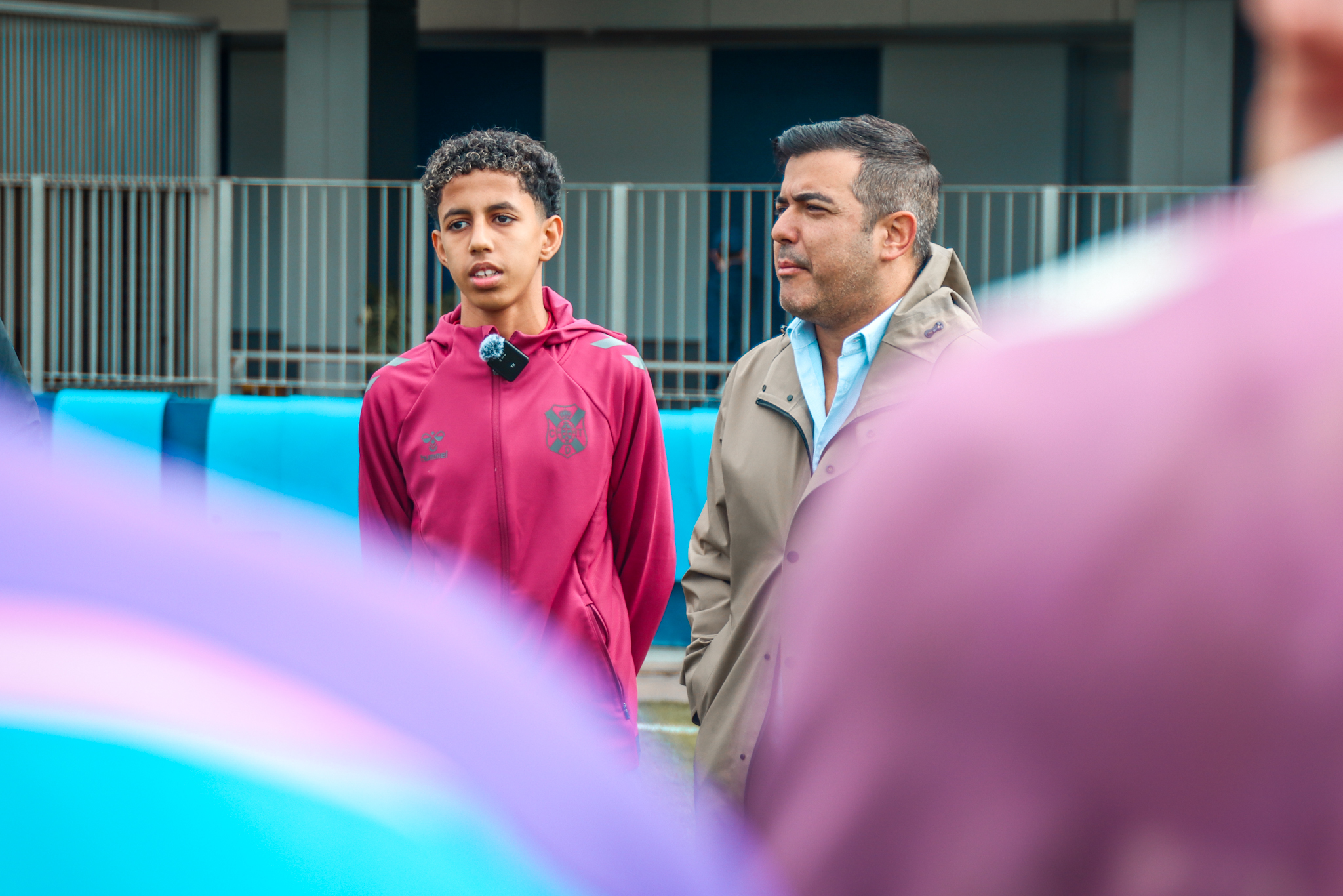 Rayco García con Nayem, visitando a la primera plantilla (CD Tenerife)