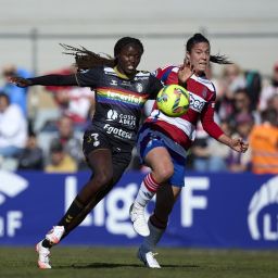 Rinsola Babajide pugna por el balón con una jugadora del Granada (@UDCATenerife)